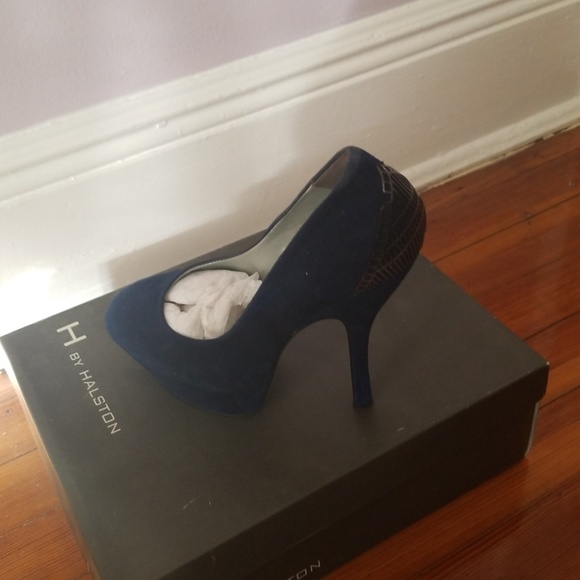 Suede metal hardware pumps - Picture 1 of 4